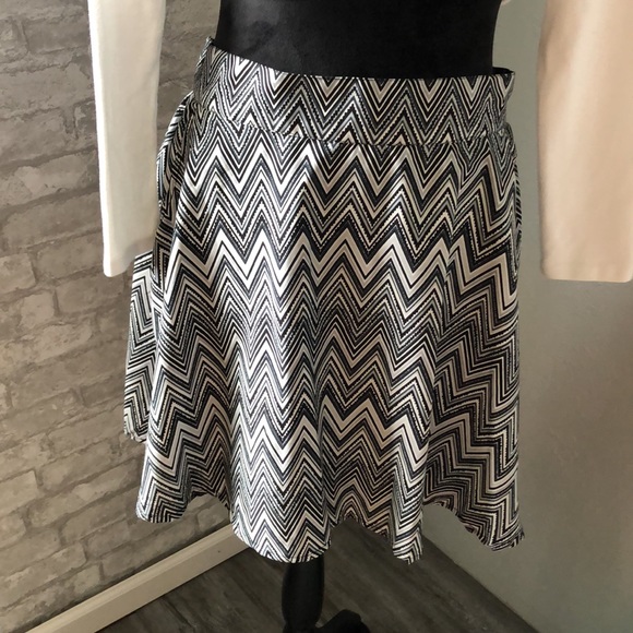 Chevron grey/back VANITY skirt size L - Picture 4 of 11